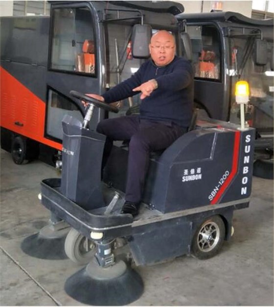 圣倍諾小型清掃車(chē)1200