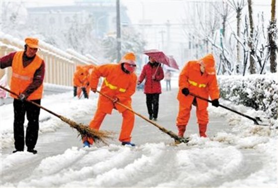 環(huán)衛(wèi)工師傅鏟雪