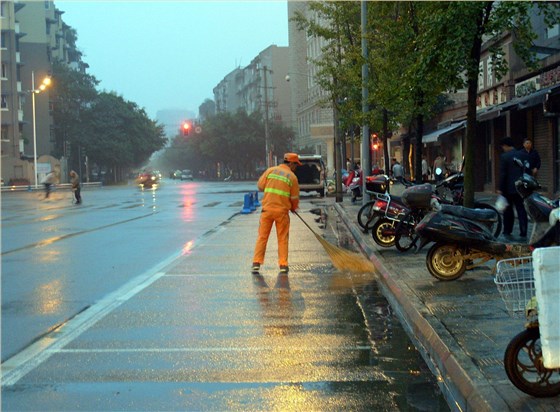 圣倍諾電動駕駛式掃地車，城市清潔的“守護者”