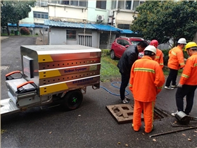 高壓沖洗車助力人行道灑水除塵