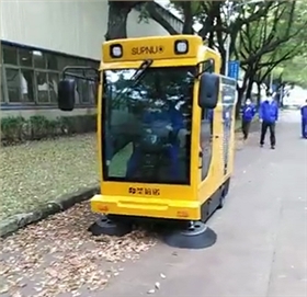 濕地公園落葉清掃選用哪款電動(dòng)清掃車合適