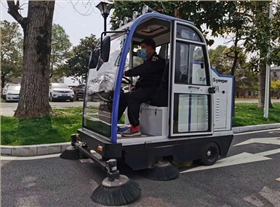 電動(dòng)掃地車助力大面積小區(qū)主干道清掃工作