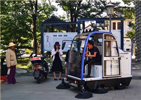 適合公園落葉清掃的電動(dòng)掃地車