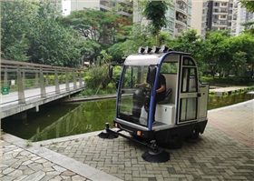 2000A型電動掃地車進駐深圳平湖某社區(qū)