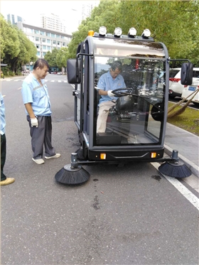 電動(dòng)清掃車進(jìn)駐山東淄博某學(xué)校