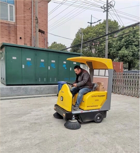 為什么廠區(qū)掃地車深受工廠青睞