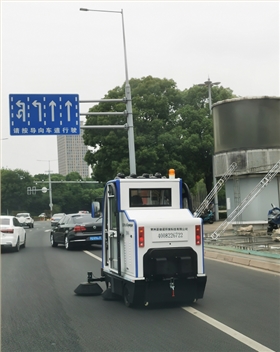 2000A電動(dòng)掃地車走進(jìn)常州市政府