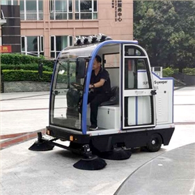 電動(dòng)吸塵掃地車