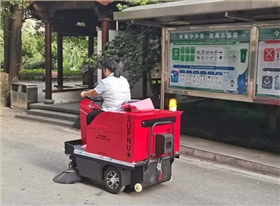 小型電動掃地車1200進駐浙江東陽某中學