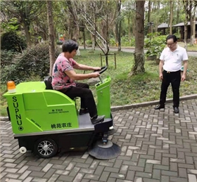 為什么客戶都喜歡采購小型電動(dòng)掃地車