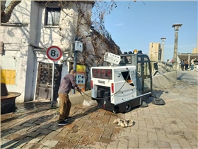 霧炮電動掃地車不僅能夠清掃廠區(qū)路面