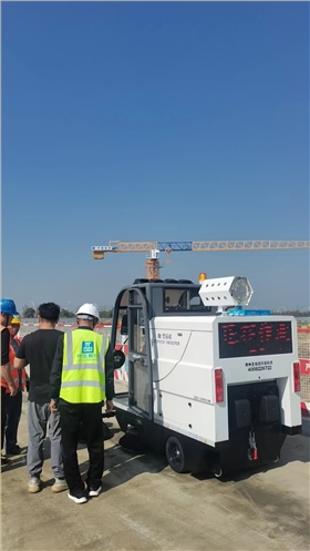 施工現(xiàn)場使用的掃地車需要具有以下功能特點