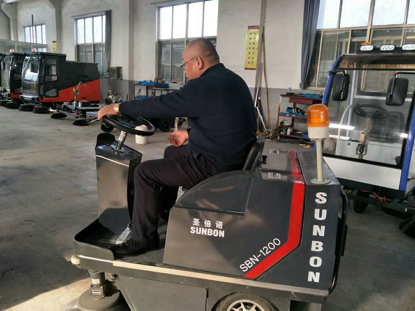 圣倍諾小型清掃車