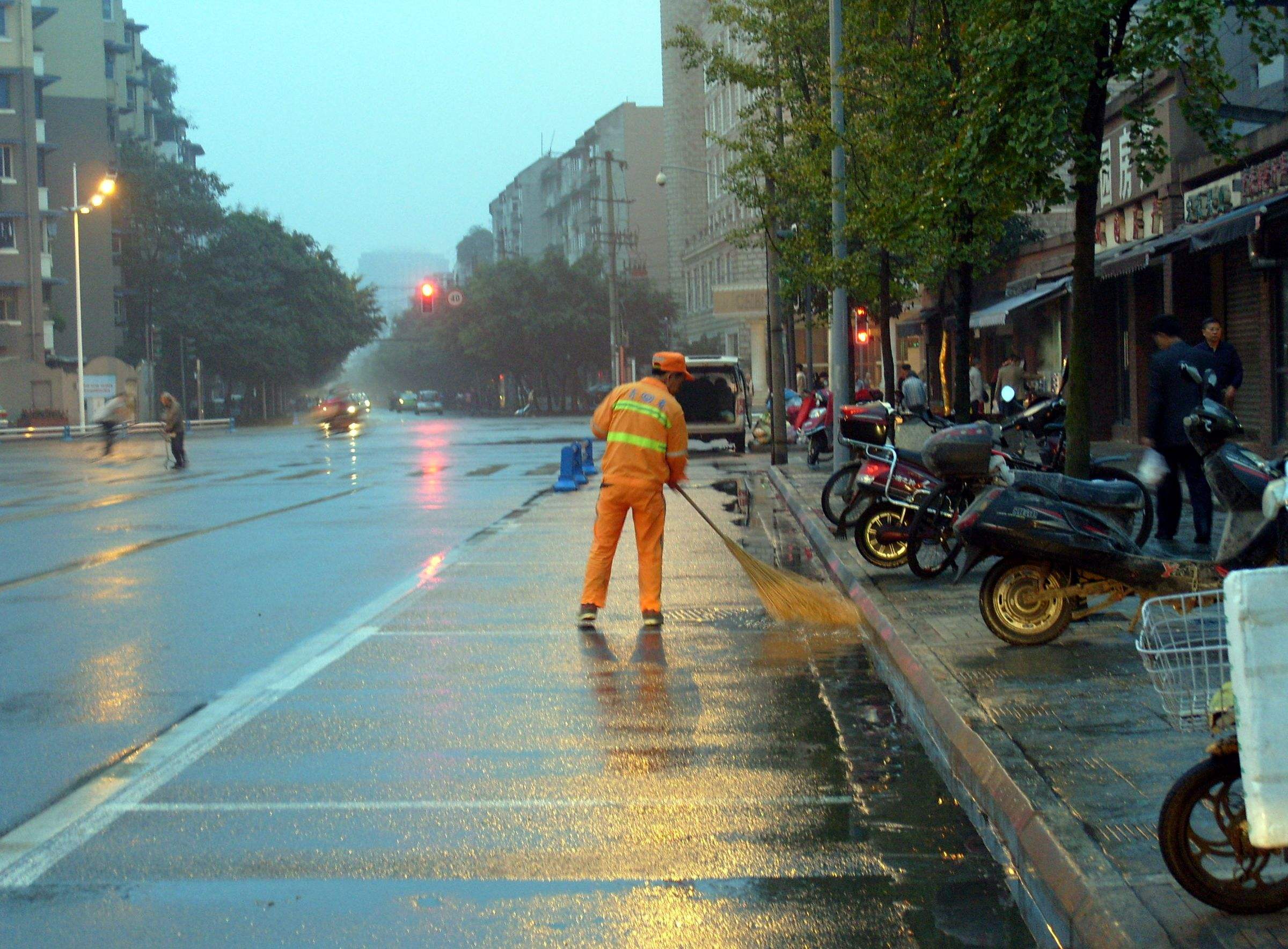 圣倍諾電動駕駛式掃地車，城市清潔的“守護者”