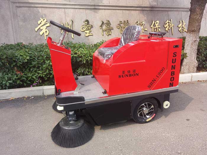 鎮(zhèn)江某物業(yè)公司采購圣倍諾1200型電動掃地車