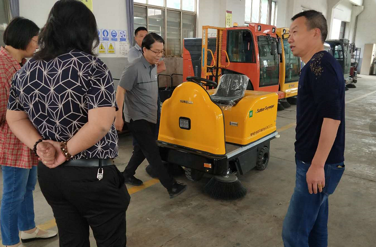 水泥廠路面清潔交給電動(dòng)清掃車