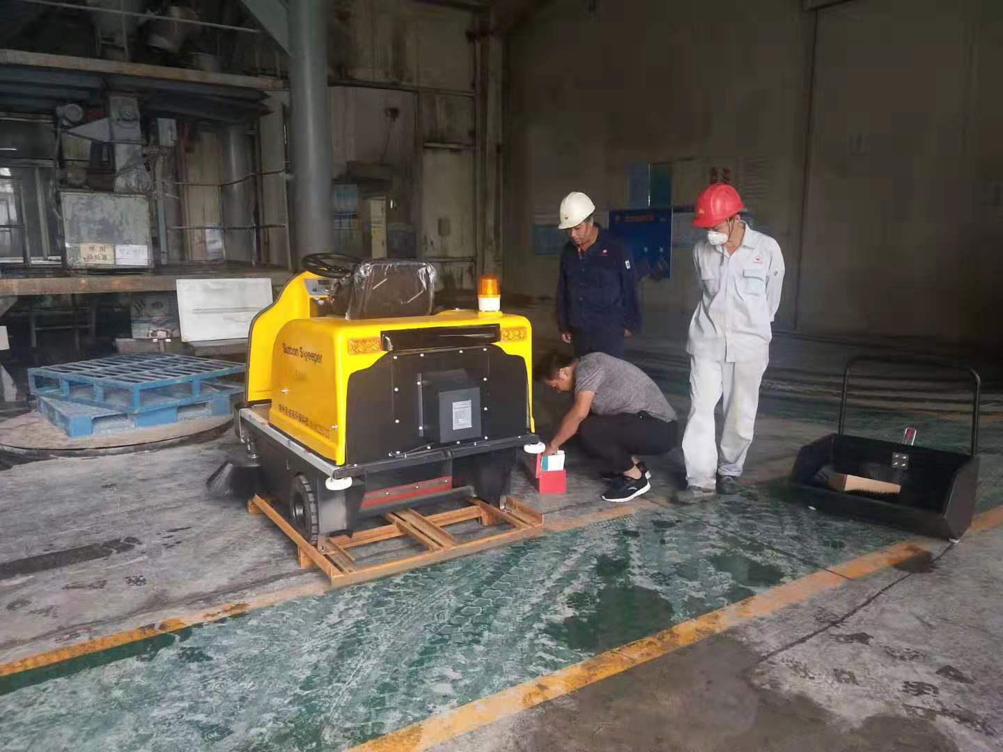 機(jī)械工廠清潔難那是您還沒用上小型車間掃地機(jī)