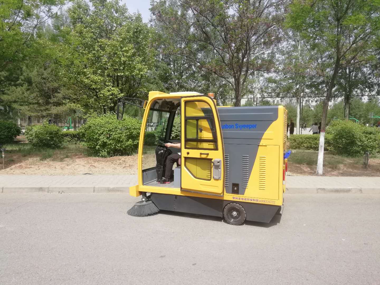 大型電動(dòng)清掃車(chē)更適合城市路段清掃工作