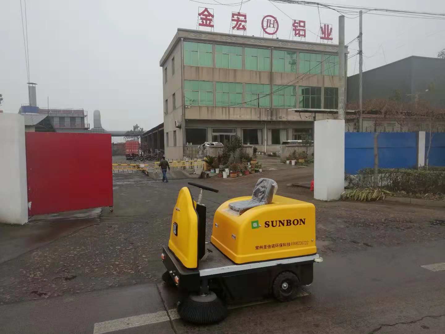 工廠揚(yáng)塵清潔就用圣倍諾小型車間掃地機(jī)