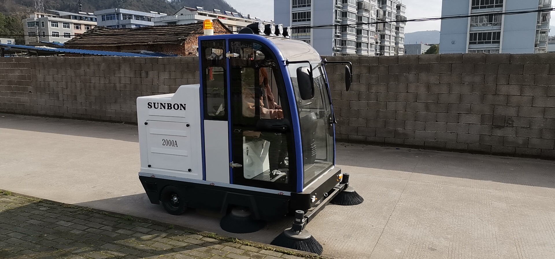 電動掃地車廠家為北方客戶解決冬季電池縮短問題