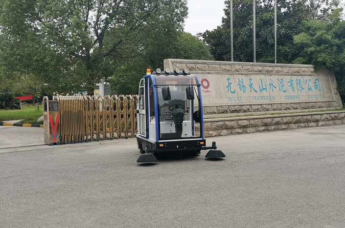 電動掃地車充電應(yīng)該注意哪些