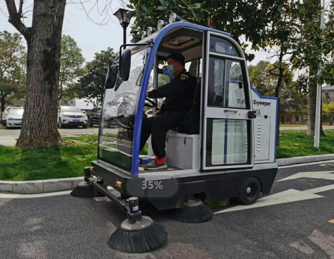 江西九江客戶采購2000A駕駛式電動(dòng)掃地車客戶反饋非常好