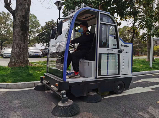 駕駛式電動(dòng)掃地車為什么在取代清潔工?