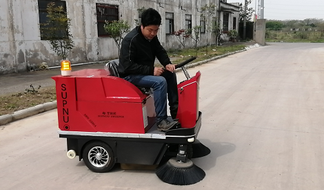 廣西百色某化工廠采購小型電動(dòng)掃地車