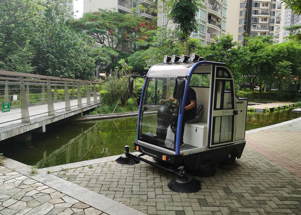 2000A型電動掃地車進(jìn)駐深圳平湖某社區(qū)