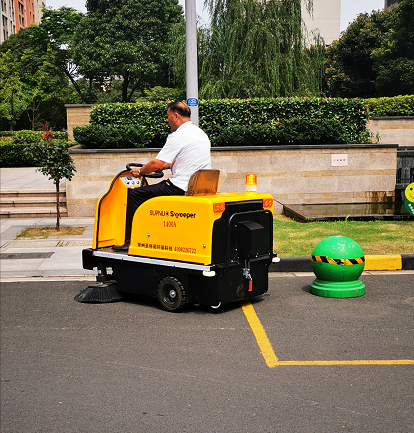 電動吸塵掃地車