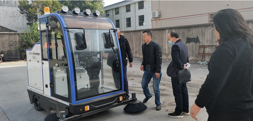 連云港客戶來(lái)掃地車(chē)廠家體驗(yàn)試機(jī)