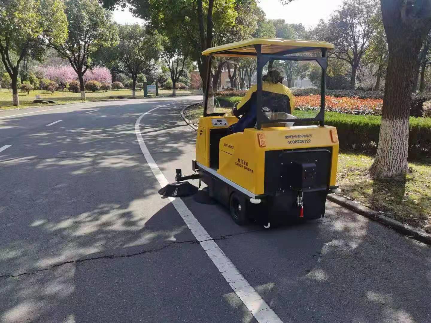 公園景區(qū)一定要配備清掃車