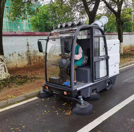 五刷全封閉電動掃地車設(shè)備及優(yōu)勢