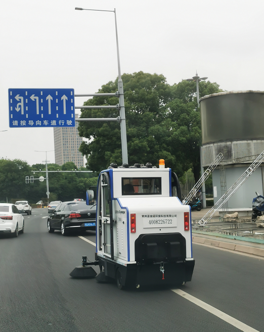 2000A電動(dòng)掃地車(chē)走進(jìn)常州市政府