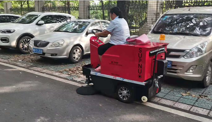 小型電動(dòng)掃地車1200進(jìn)駐浙江東陽某中學(xué)