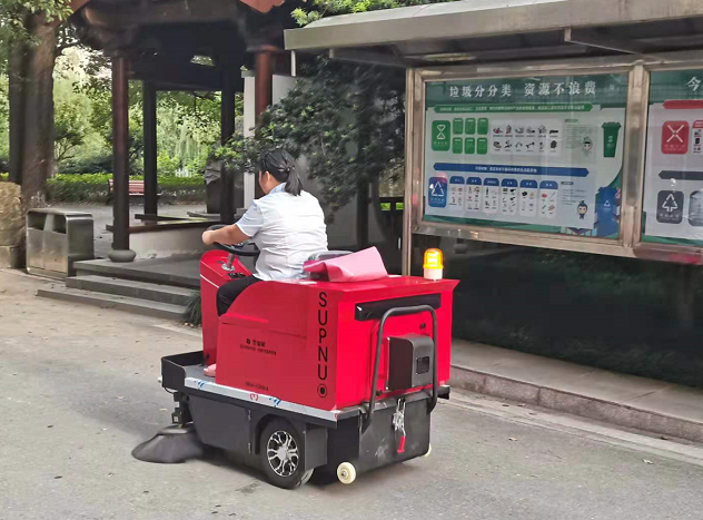 小型電動(dòng)掃地車1200進(jìn)駐浙江東陽某中學(xué)