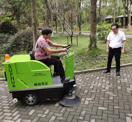 為什么客戶都喜歡采購小型電動掃地車