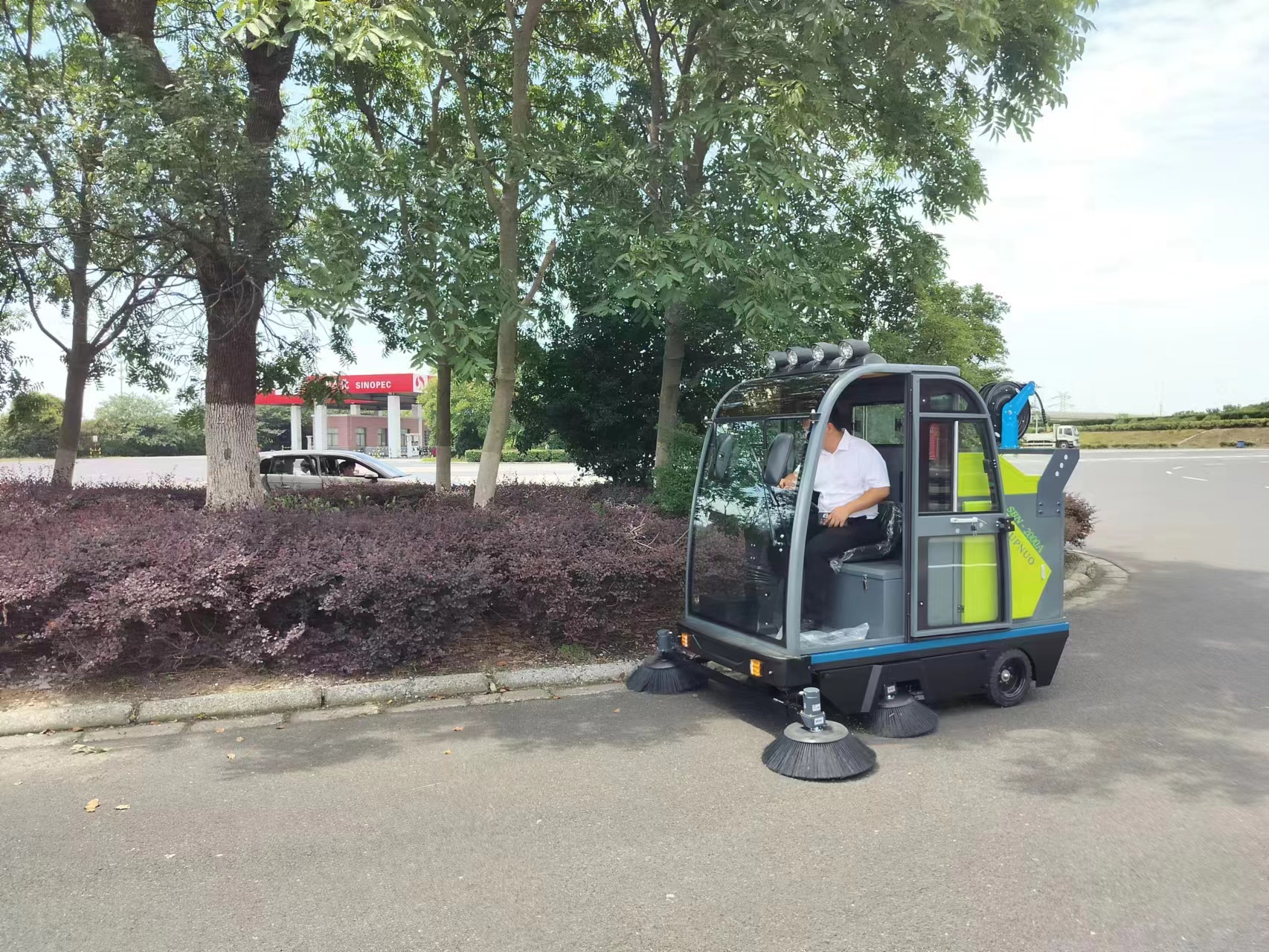 小型掃地車相對于大型掃地車有什么優(yōu)勢