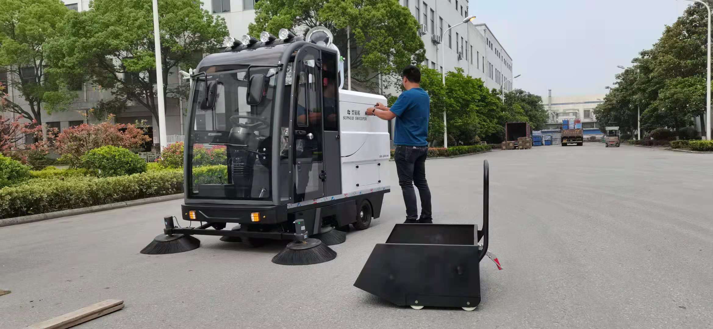 電動(dòng)清掃車刷子多久更換一次