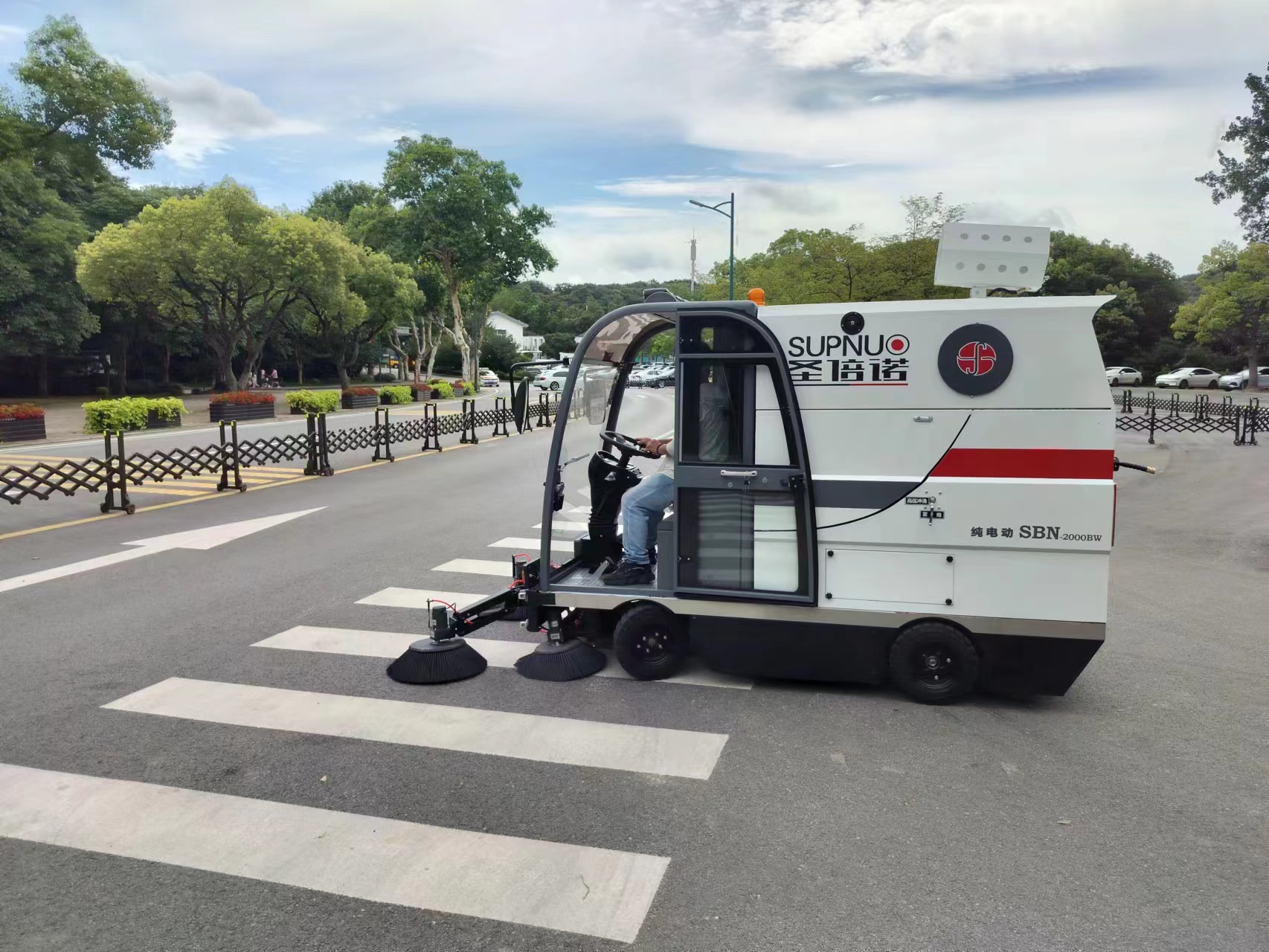 電動清掃車適合物業(yè)公司在地下停車場和社區(qū)道路上使用