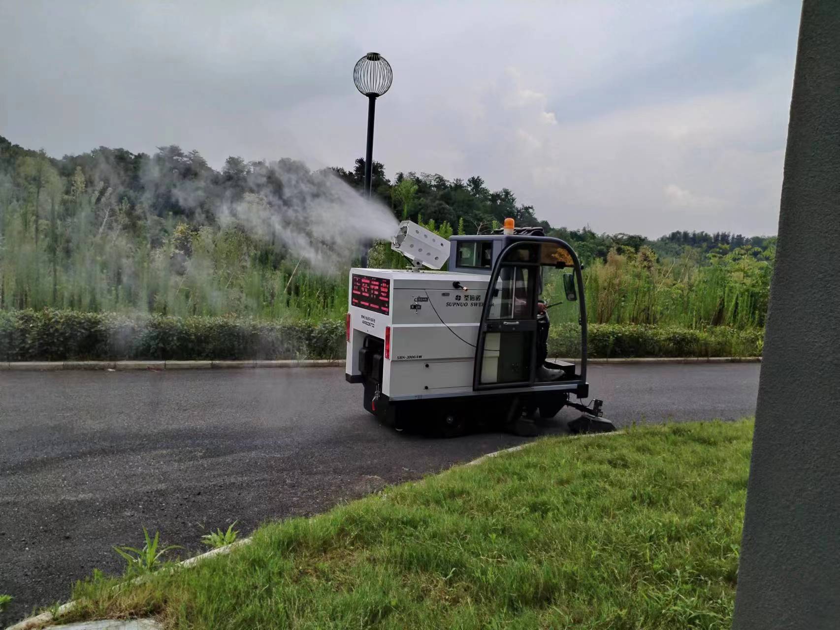 清潔利器—廠區(qū)駕駛式霧炮電動掃地車！