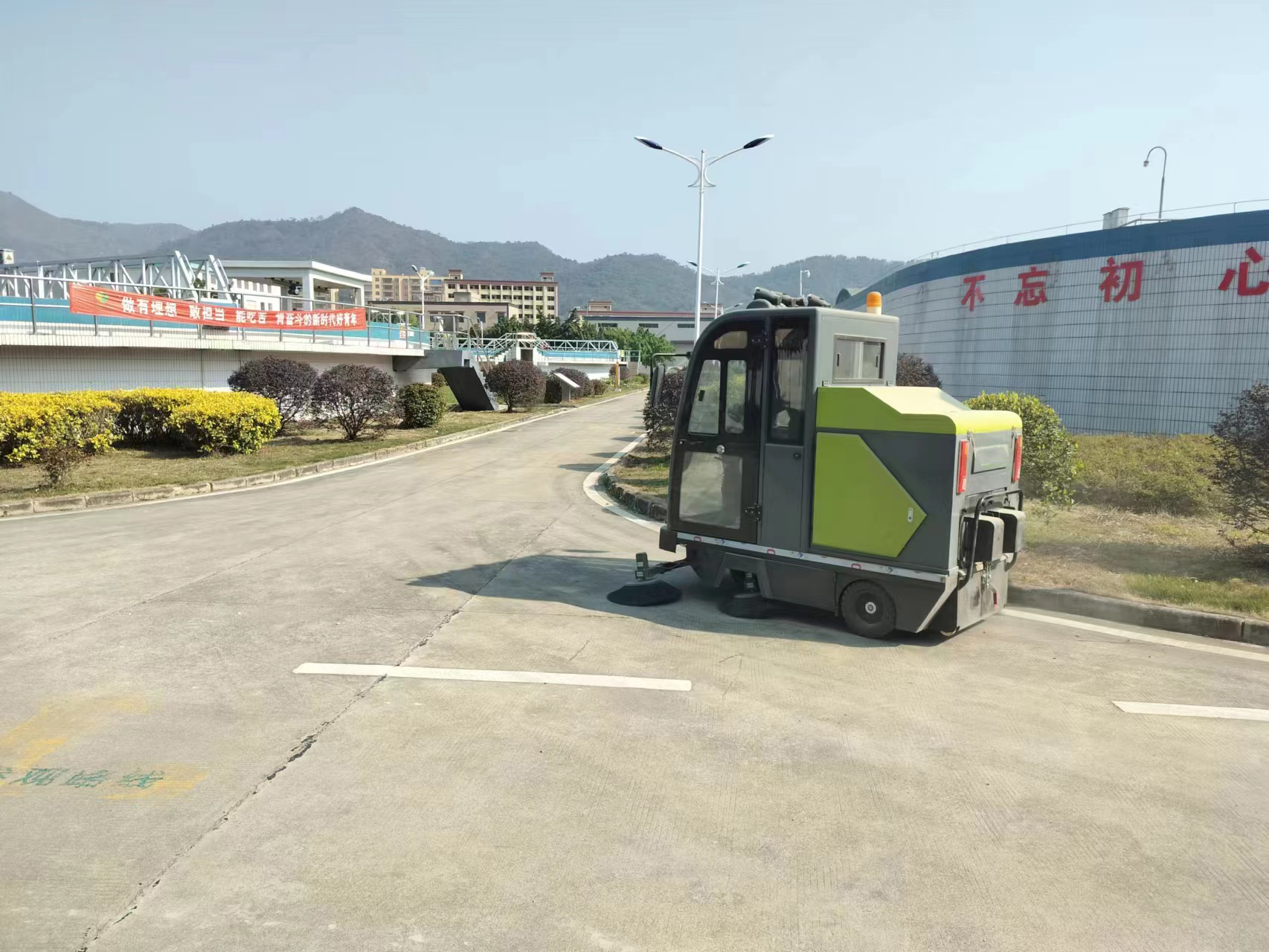 高效清潔利器：不同型號掃地機(jī)清掃車價(jià)格對比