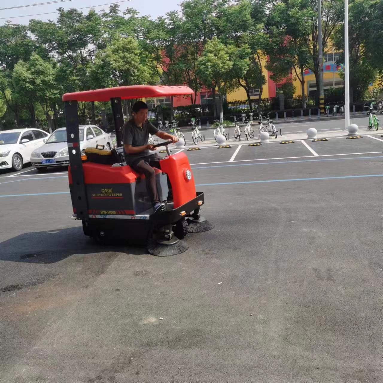 使用小型駕駛電動掃地車是環(huán)保經(jīng)濟的選擇