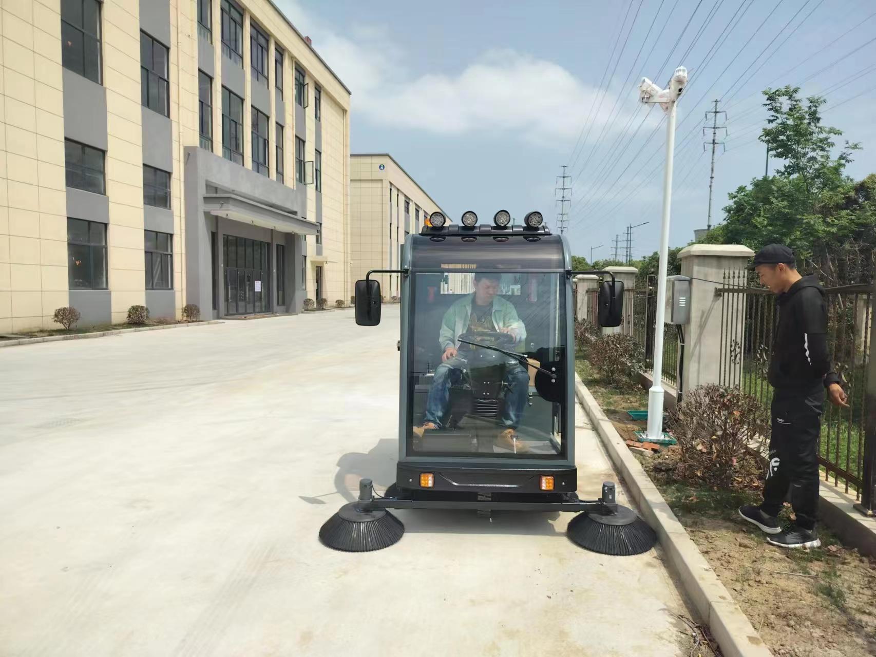 小型電動清掃車：清潔速度驚人！