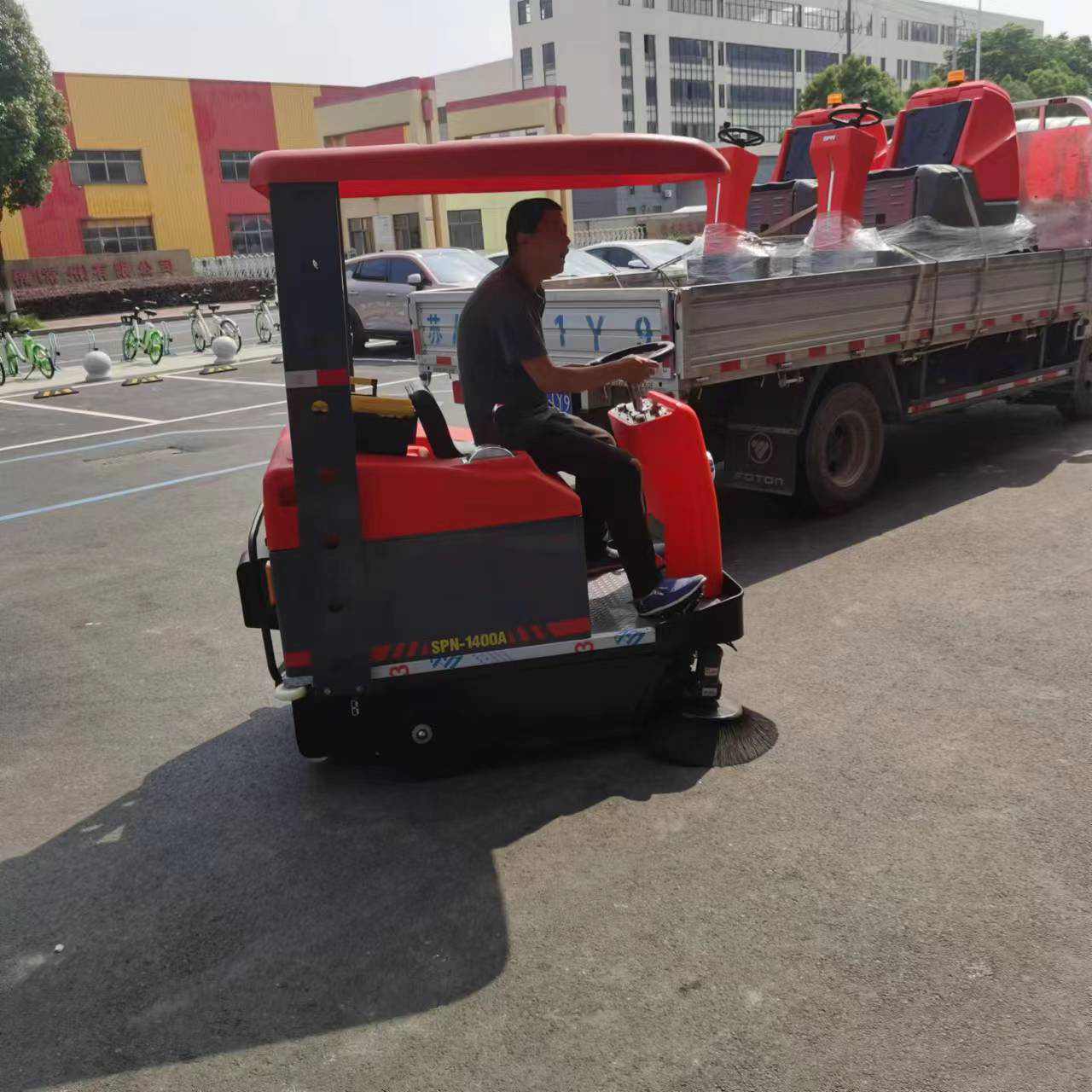 小型電動路面清掃車