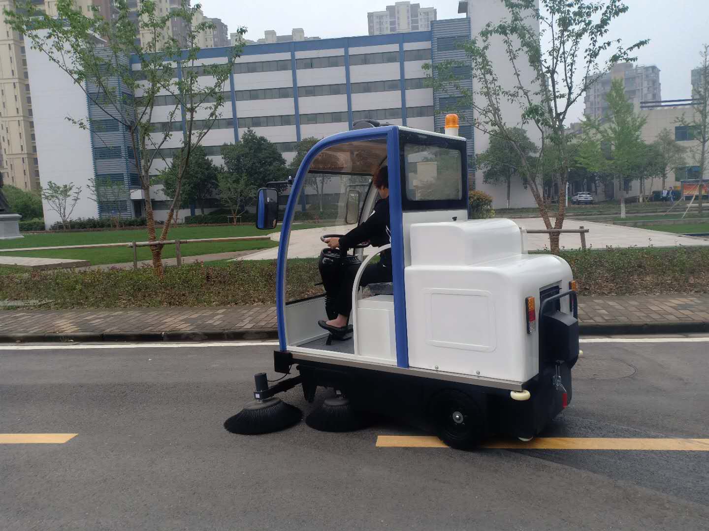 選擇什么樣的電動掃地車來清掃小區(qū)